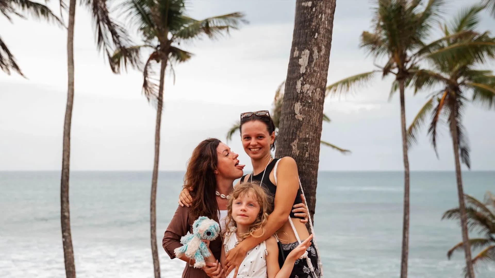 Trīs ceļotājas zem kokosriekstu palmām Coconut Tree Hill Mirissā